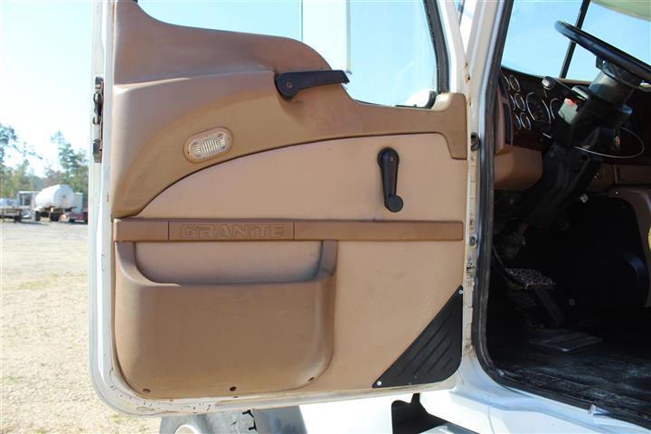 2004 MACK CV713
