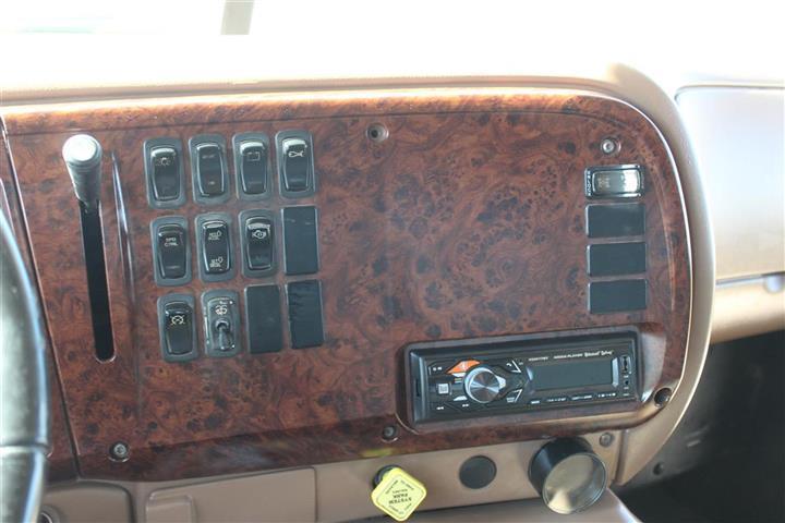 2004 MACK CV713
