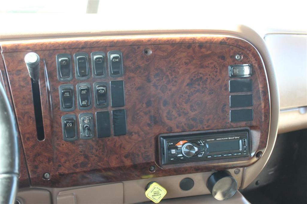 2004 MACK CV713