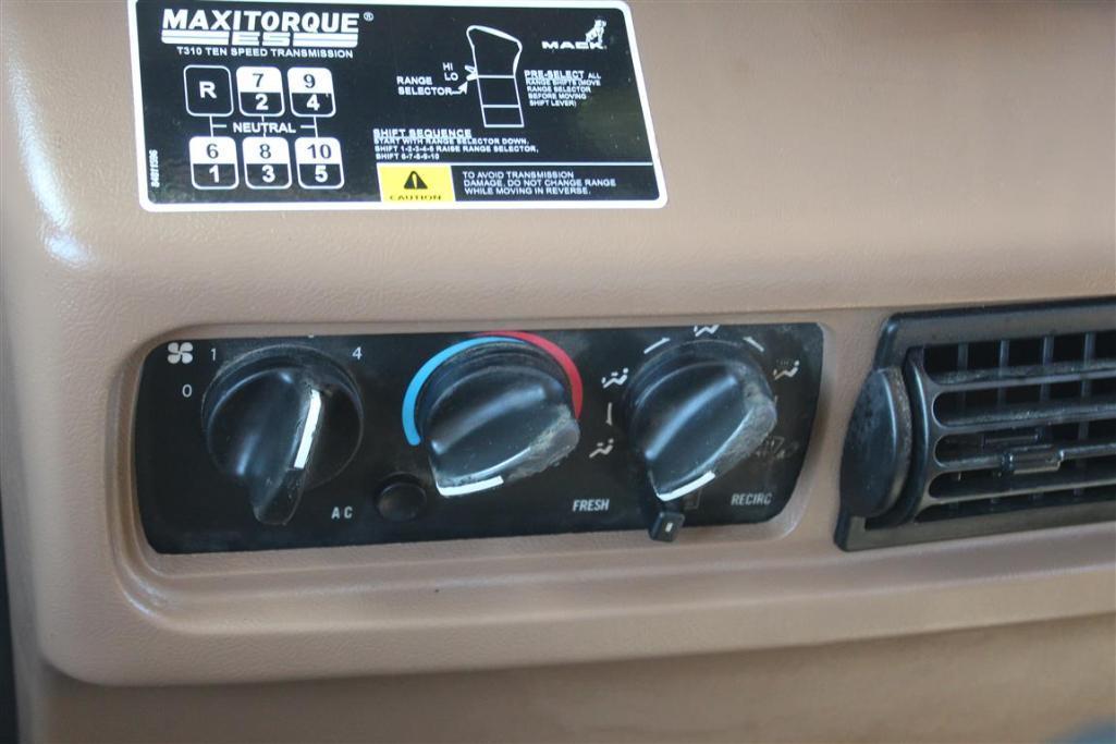 2004 MACK CV713