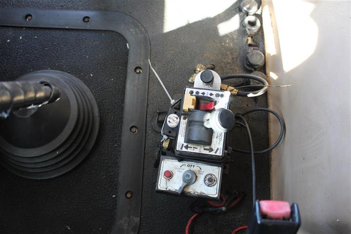 2004 MACK CV713