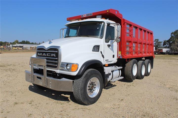 2004 MACK CV713