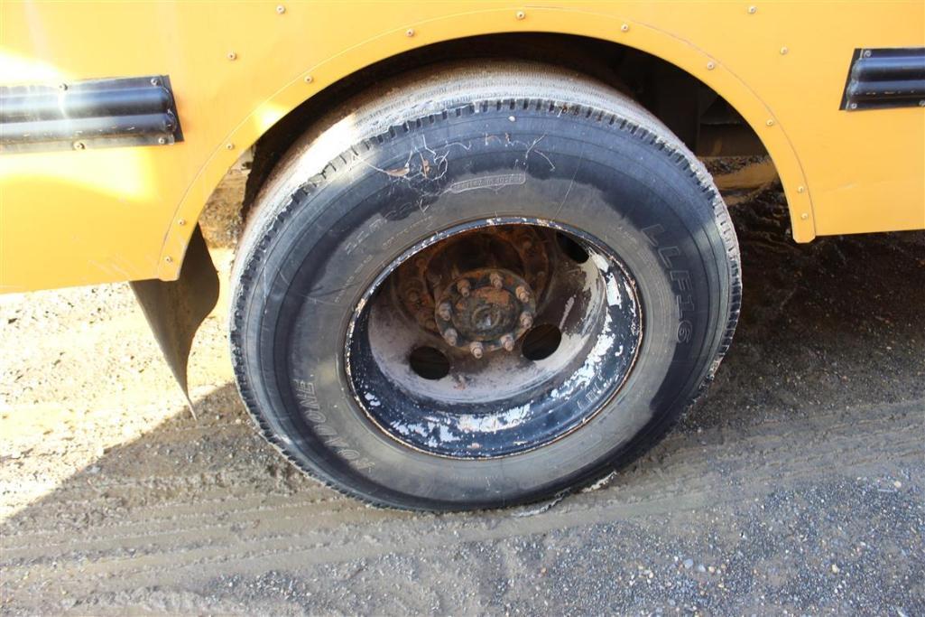 2004 THOMAS FREIGHTLINER BUS