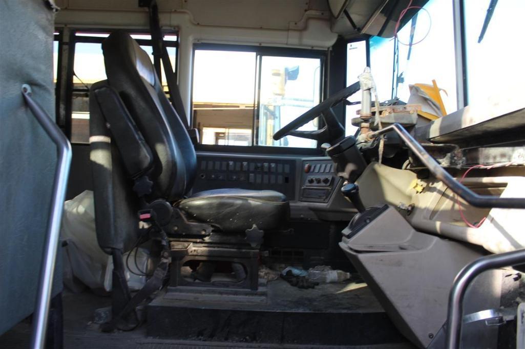 2004 THOMAS FREIGHTLINER BUS