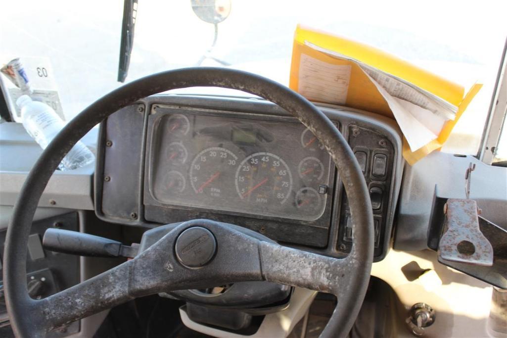 2004 THOMAS FREIGHTLINER BUS