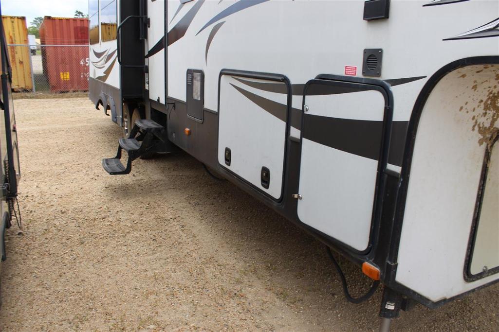 2015 KEYSTONE AVALANCHE 36FT TRAVEL TRAILER