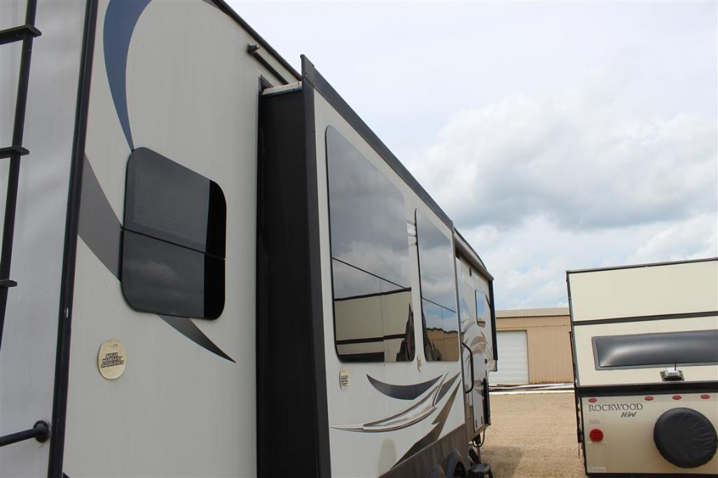 2015 KEYSTONE AVALANCHE 36FT TRAVEL TRAILER