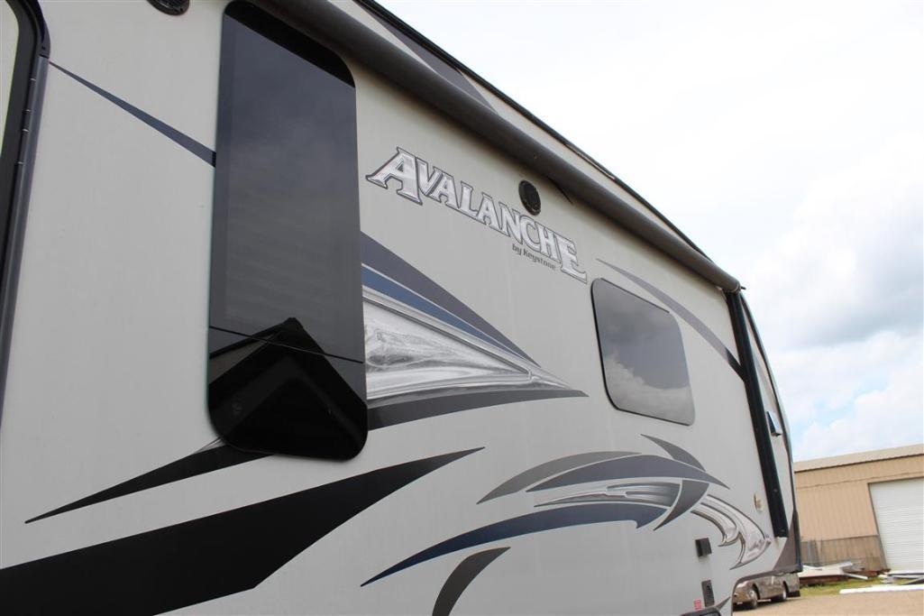 2015 KEYSTONE AVALANCHE 36FT TRAVEL TRAILER