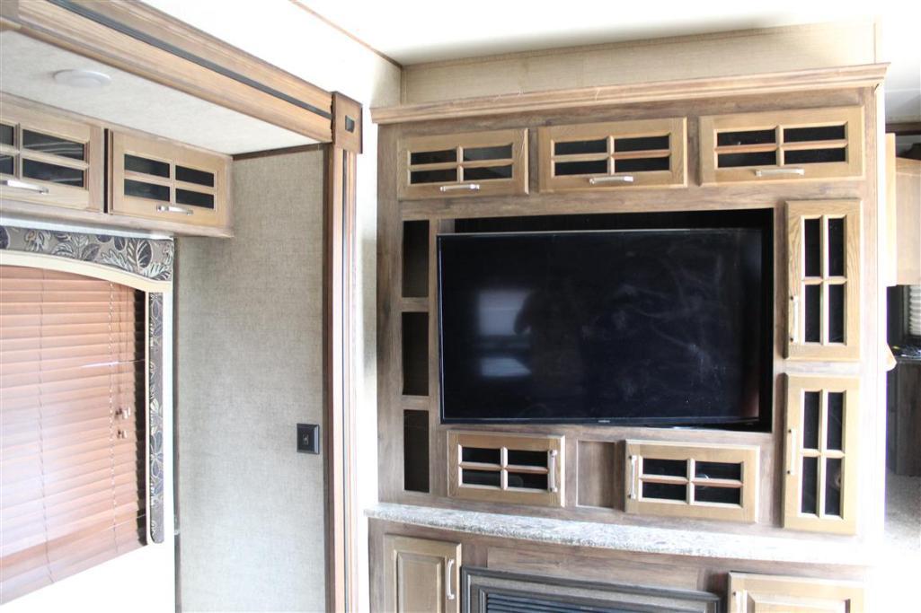 2015 KEYSTONE AVALANCHE 36FT TRAVEL TRAILER