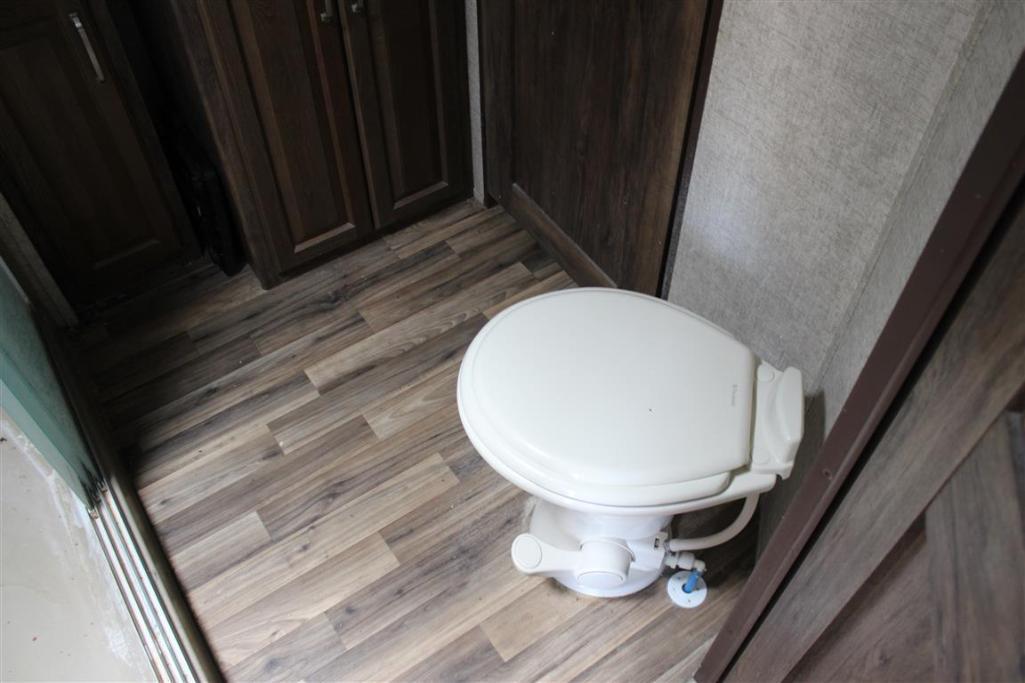 2015 KEYSTONE AVALANCHE 36FT TRAVEL TRAILER
