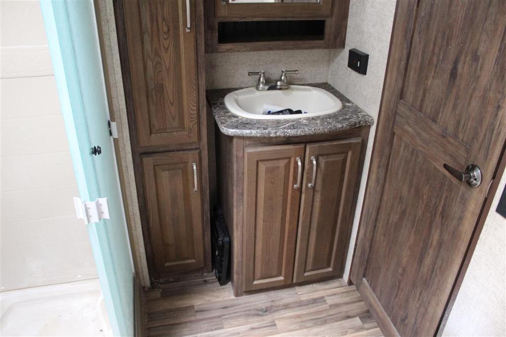 2015 KEYSTONE AVALANCHE 36FT TRAVEL TRAILER