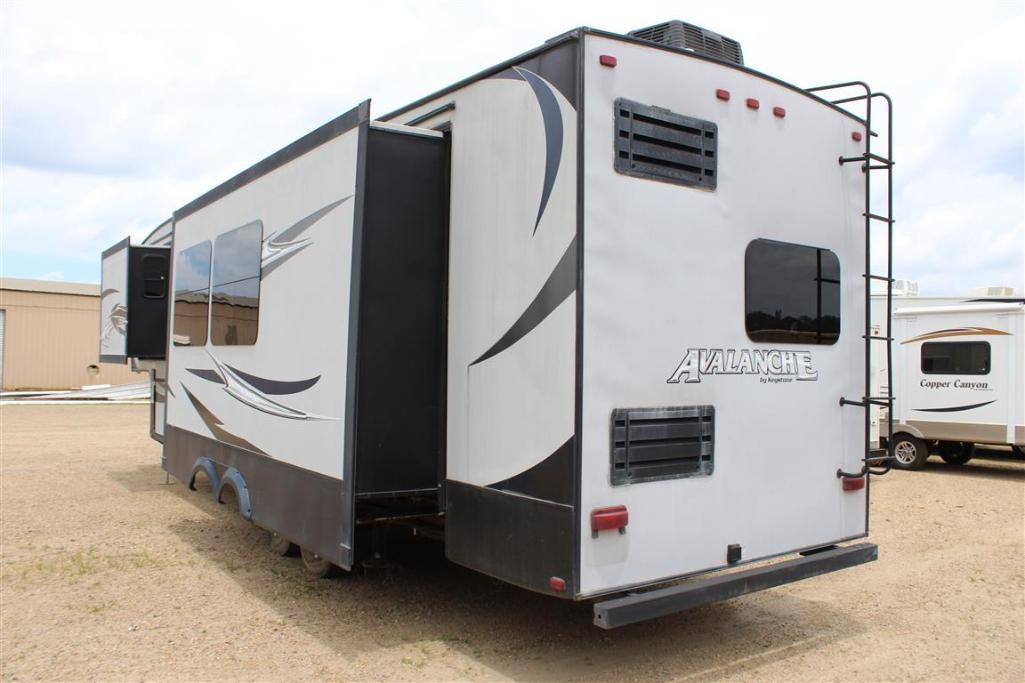 2015 KEYSTONE AVALANCHE 36FT TRAVEL TRAILER