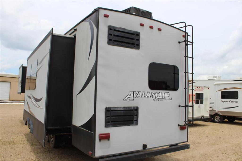 2015 KEYSTONE AVALANCHE 36FT TRAVEL TRAILER