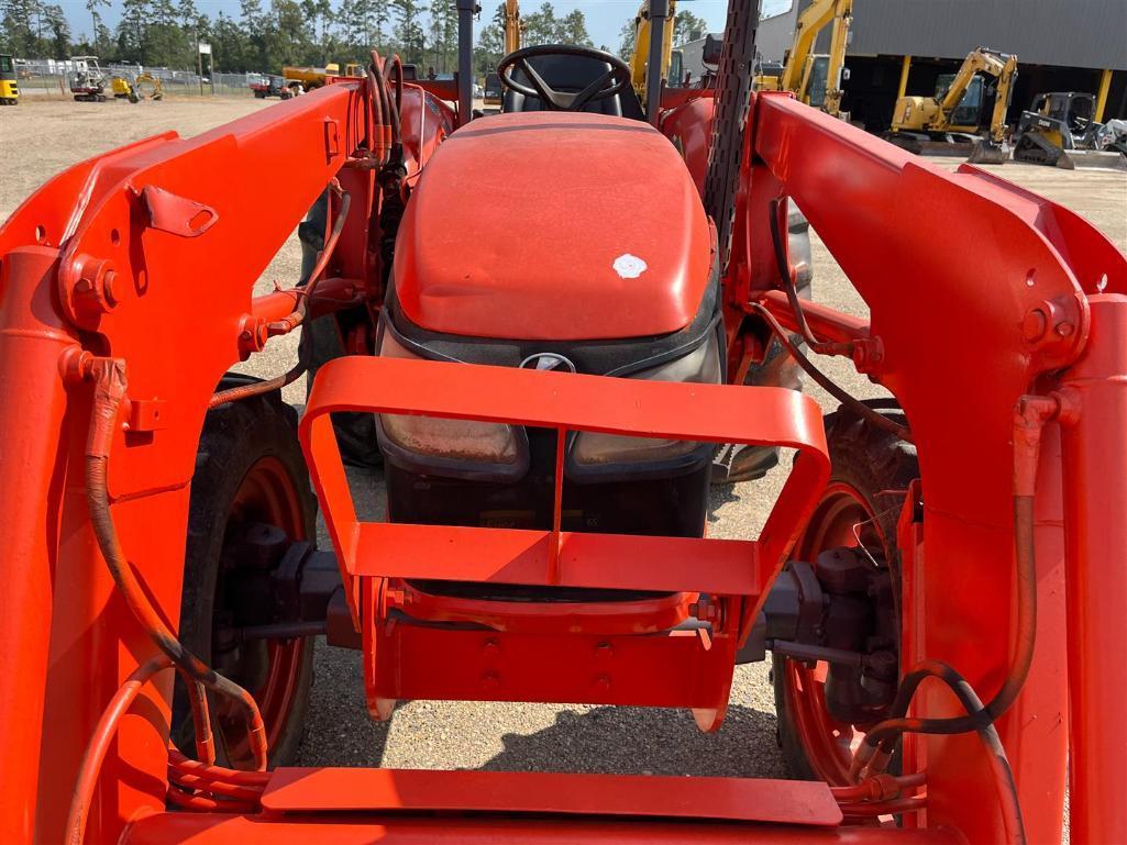 KUBOTA M7040 TRACTOR