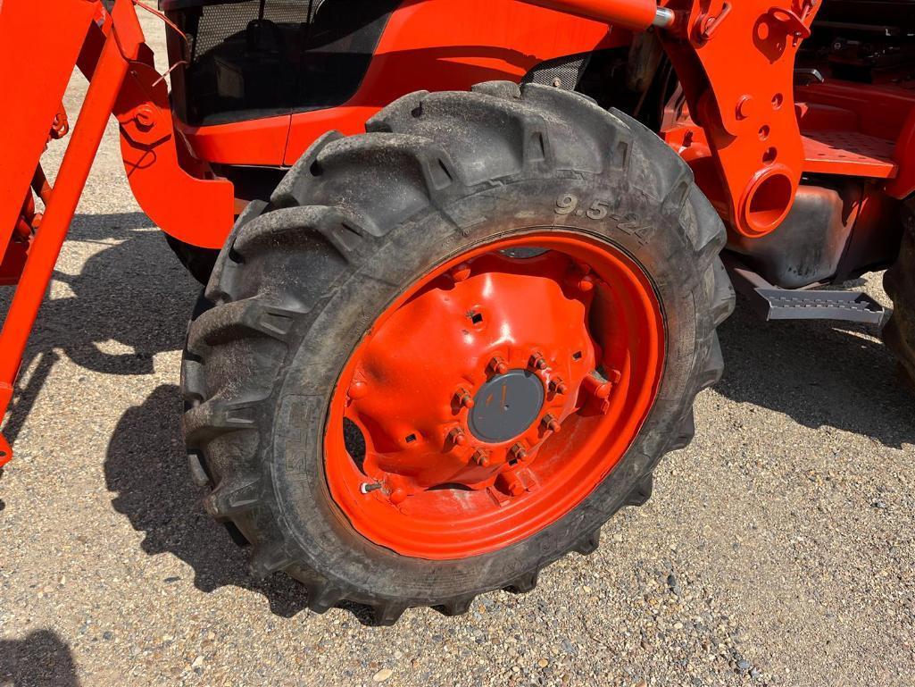 KUBOTA M7040 TRACTOR