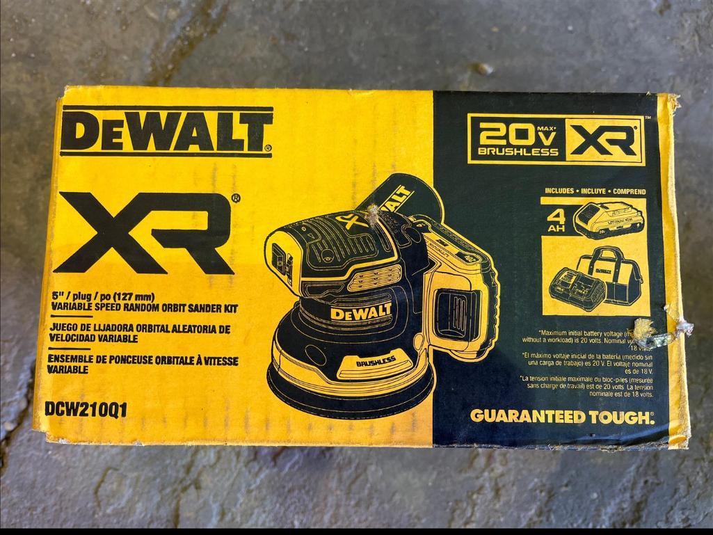 DEWALT XR 5 INCH VARIABLE SPEED RANDOM ORBIT SANDER KIT
