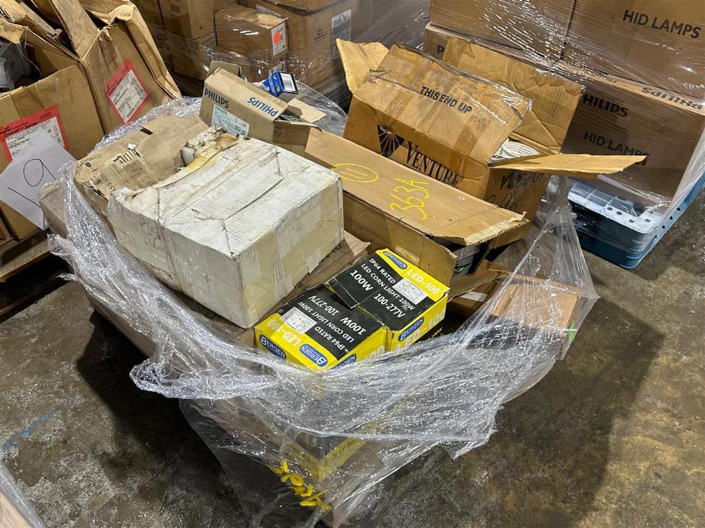 LOT PF ASSORTED LIGHT BULBS