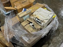 LOT PF ASSORTED LIGHT BULBS