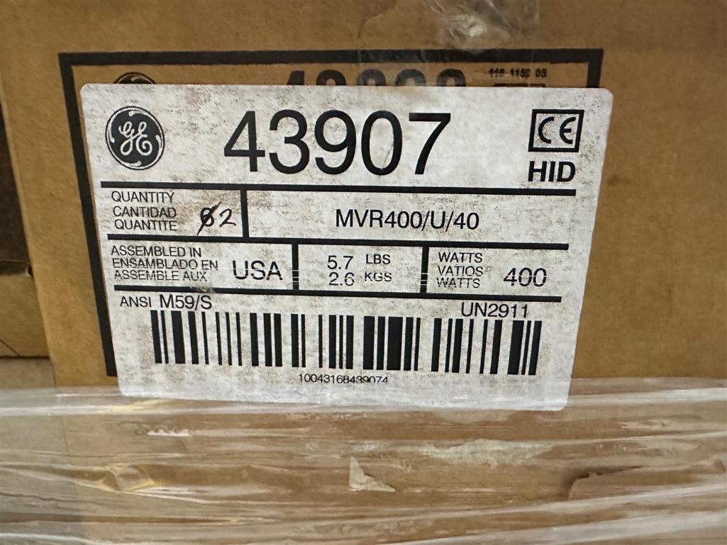 LOT OF ASSORTED LIGHT BULBS