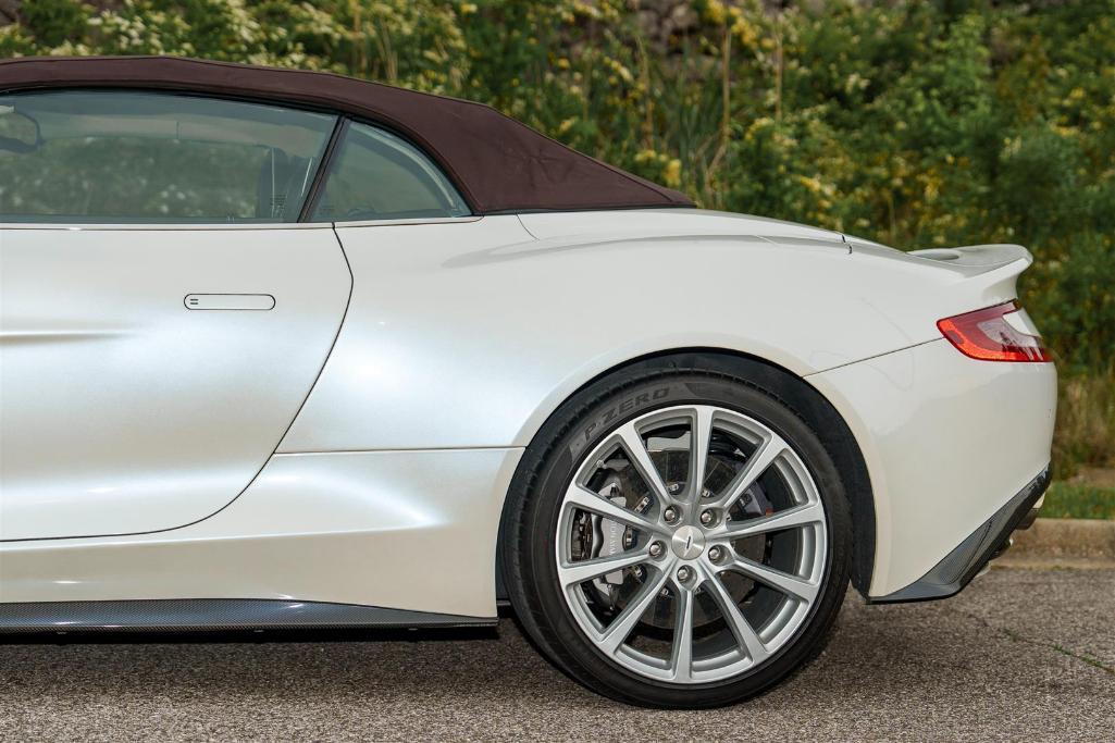 2016 ASTON MARTIN VANQUISH VOLANTE CARBON