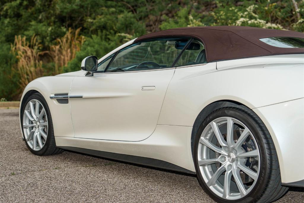 2016 ASTON MARTIN VANQUISH VOLANTE CARBON