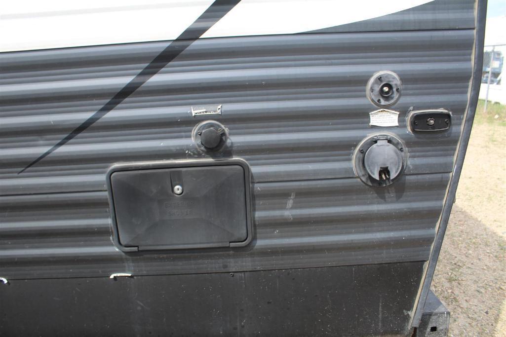ASPEN TRAIL 28FT BUMPER PULL CAMPER,  SELLING SUBJECT TO BANK APPROVAL