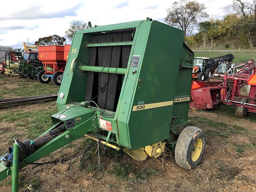 John Deere 330 round Baler