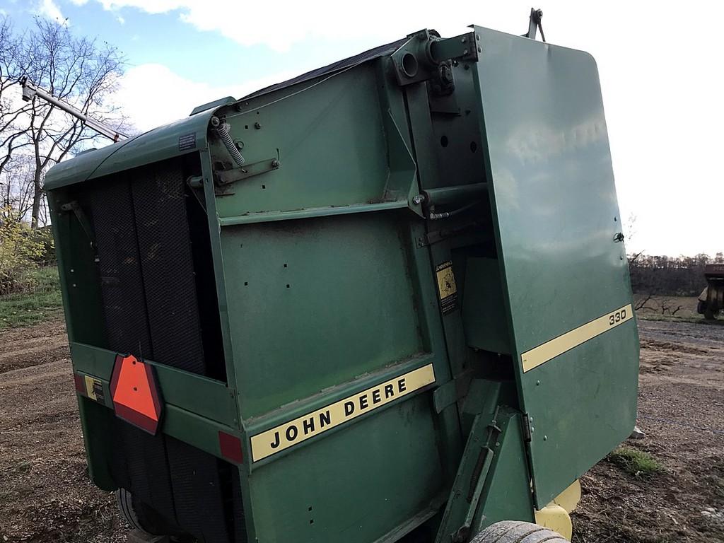 John Deere 330 round Baler