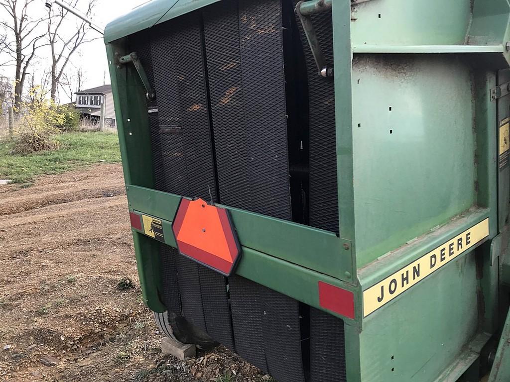 John Deere 330 round Baler