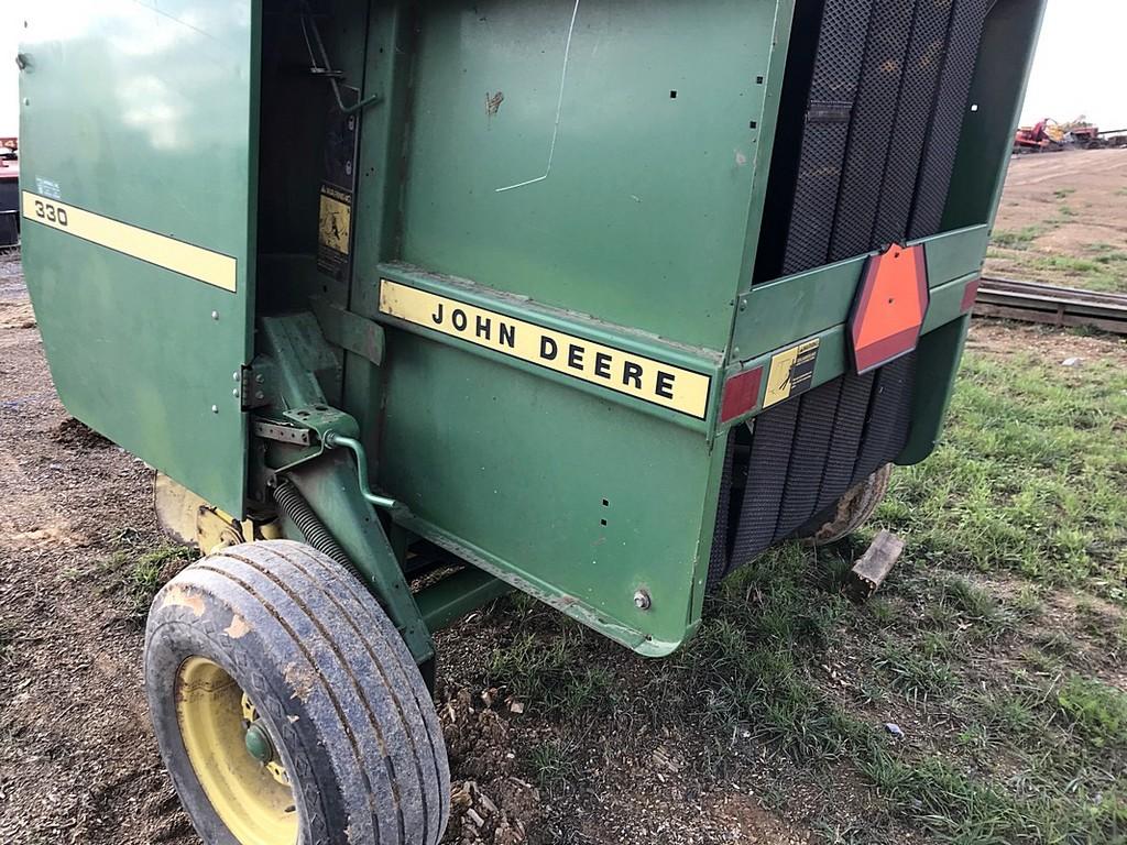 John Deere 330 round Baler