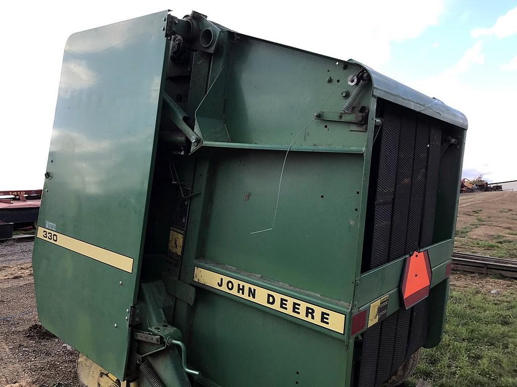 John Deere 330 round Baler