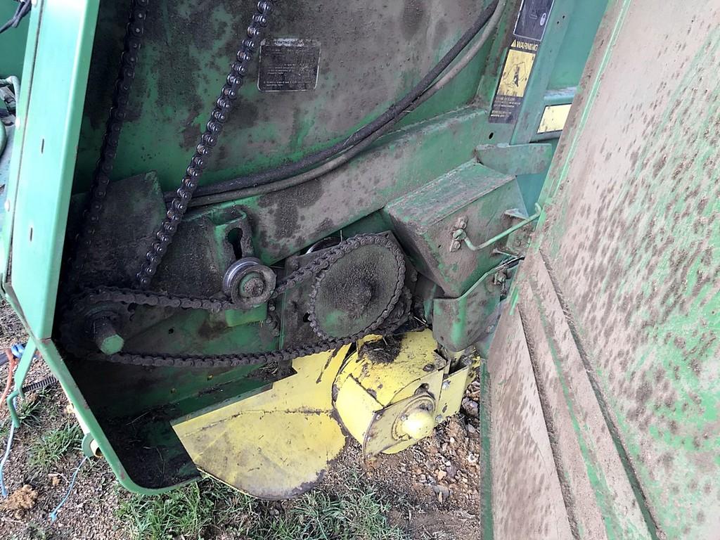 John Deere 330 round Baler