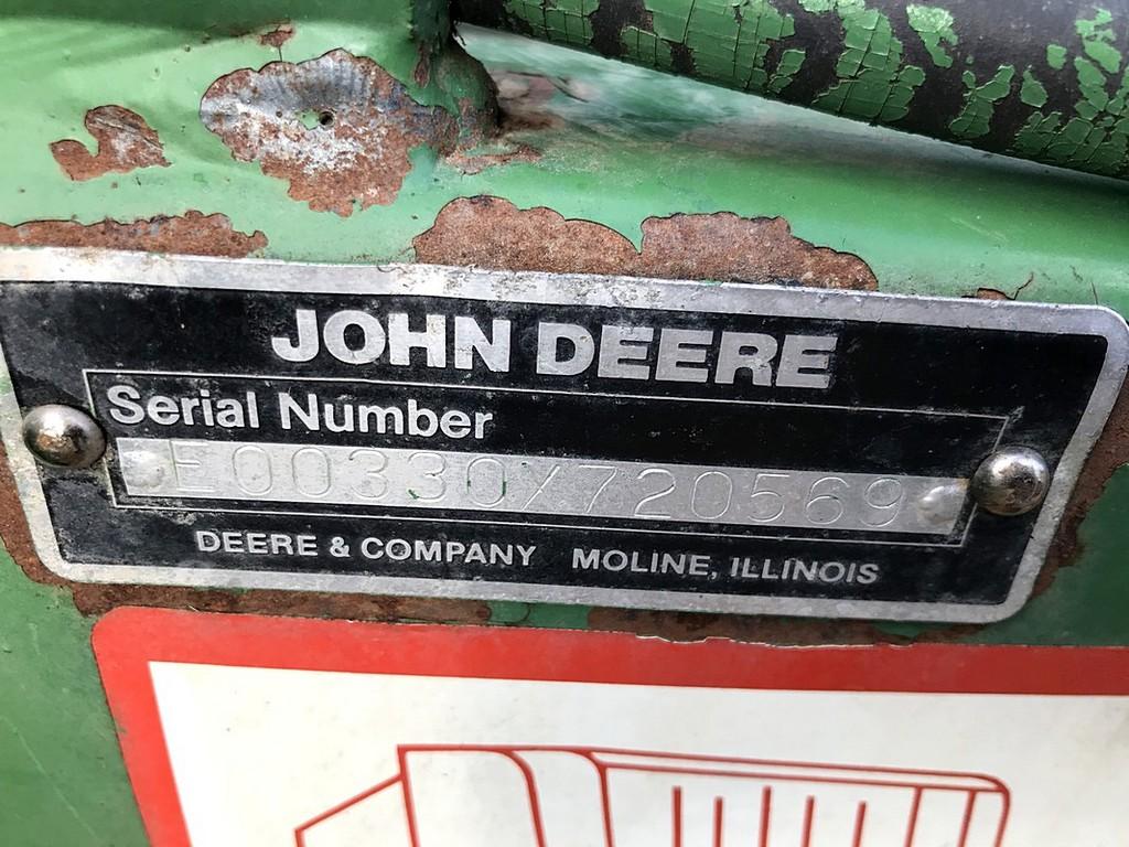 John Deere 330 round Baler