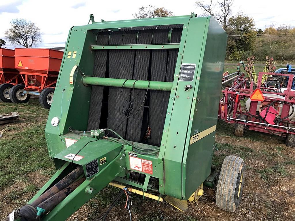 John Deere 330 round Baler