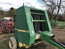 John Deere 330 round Baler