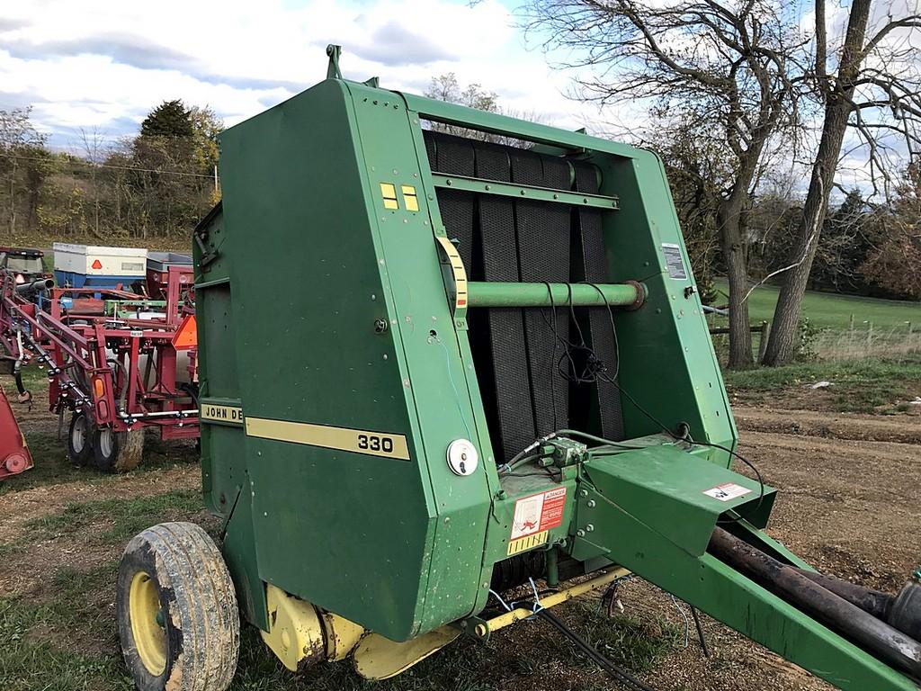 John Deere 330 round Baler