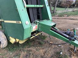 John Deere 330 round Baler
