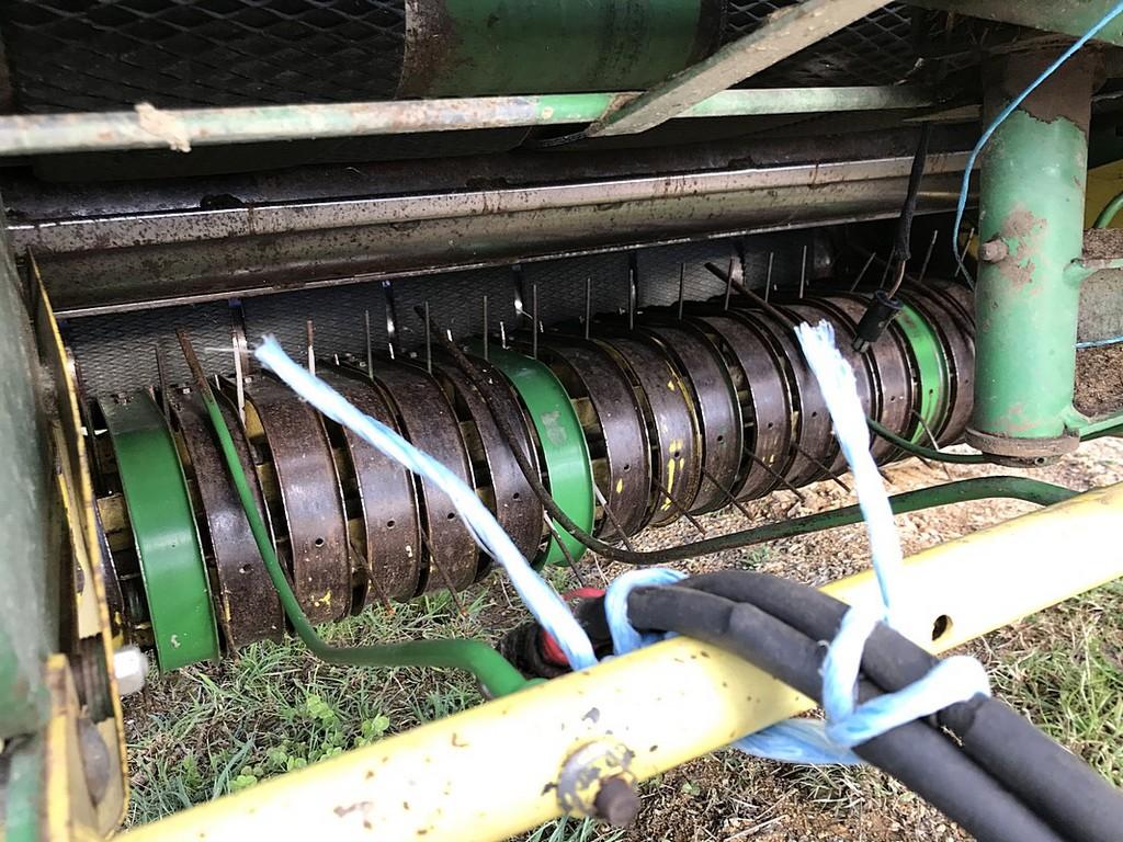 John Deere 330 round Baler