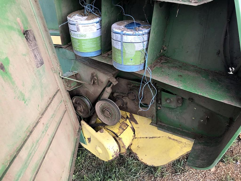 John Deere 330 round Baler