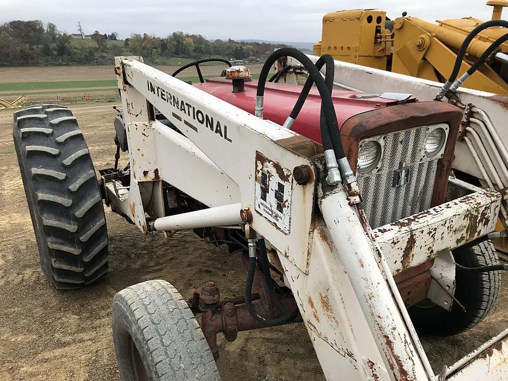 International 504 Loader Tractor