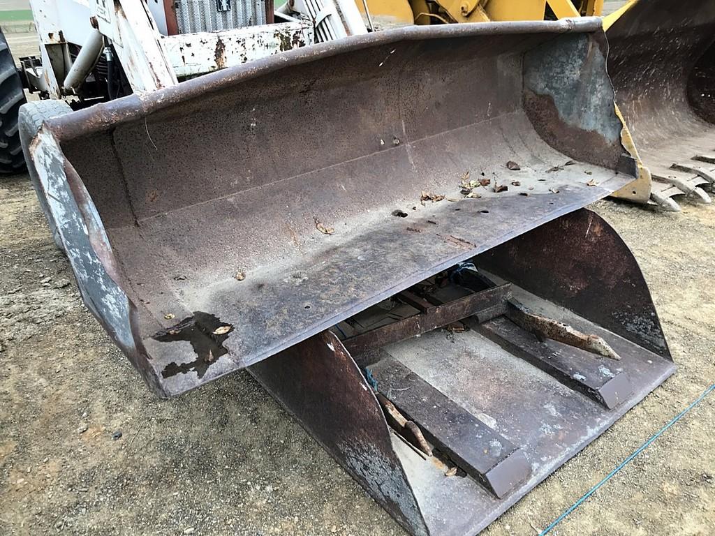 International 504 Loader Tractor