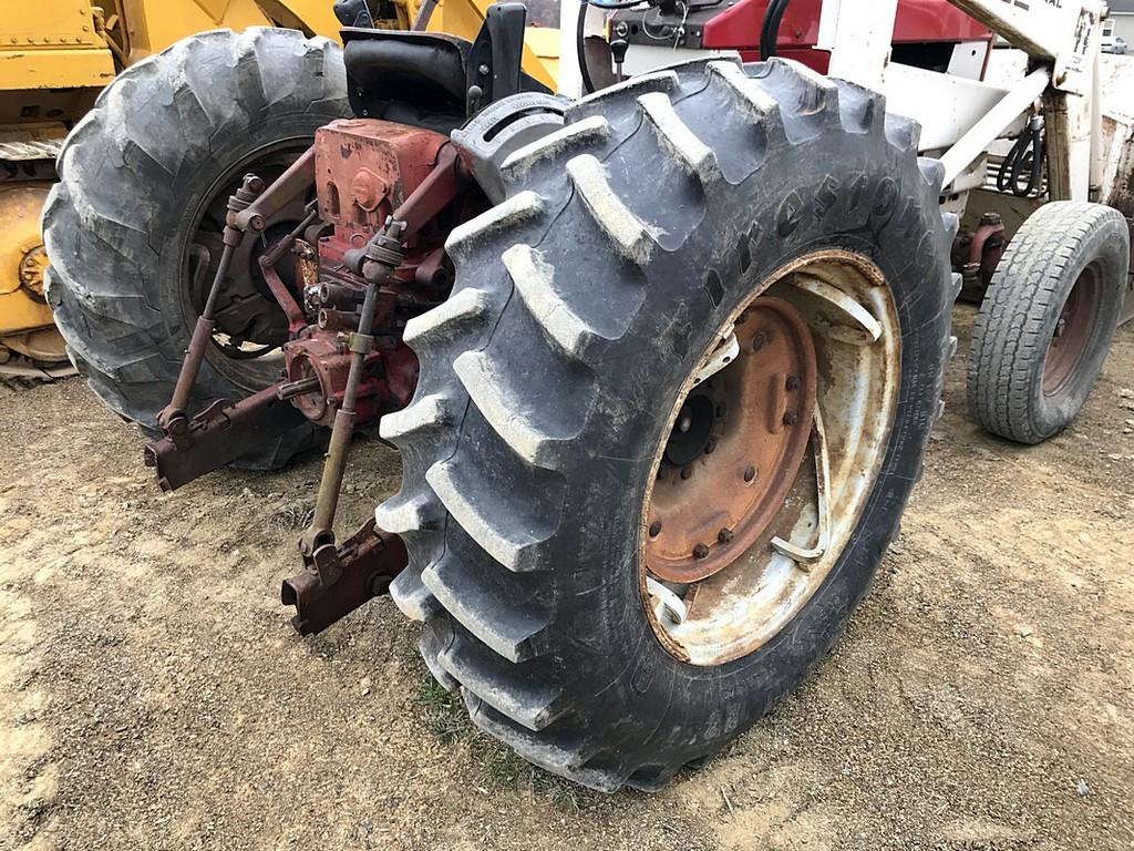 International 504 Loader Tractor
