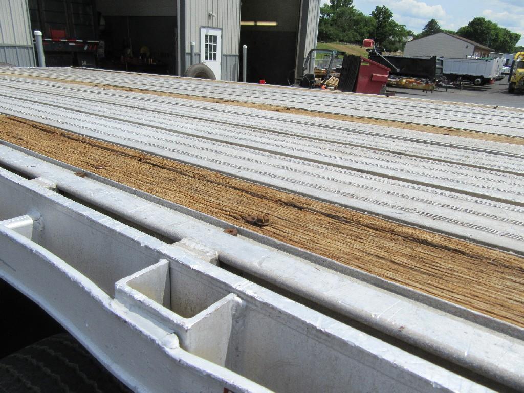 2004 Manac  Flat trailer