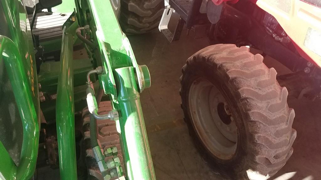 John Deere 1025R Compact Loader Tractor