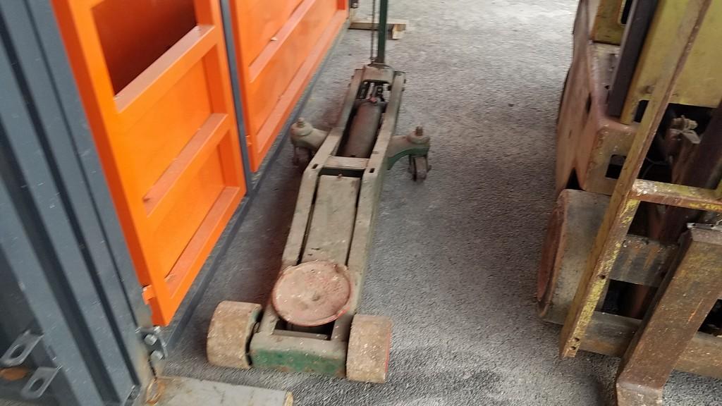 Weaver  Floor Jack