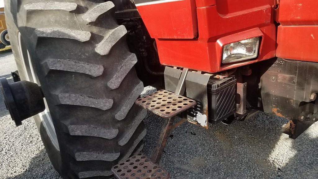 International 5288 Cab Tractor