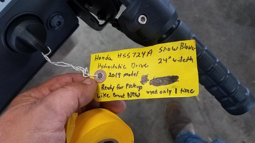 Honda HSS724A Track Snow Blower 'LIKE NEW'