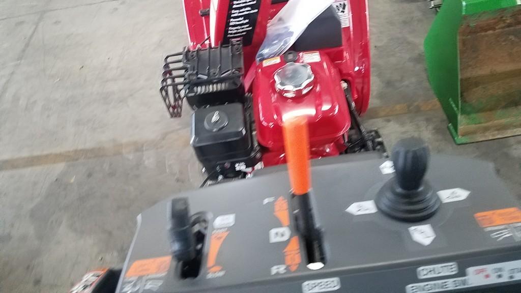 Honda HSS724A Track Snow Blower 'LIKE NEW'