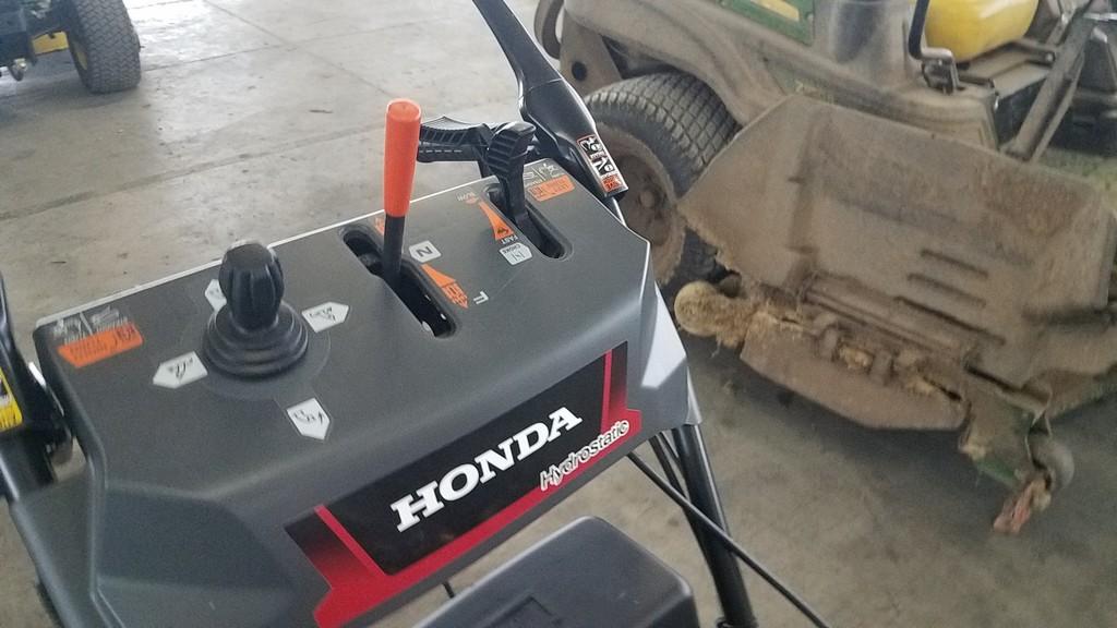 Honda HSS724A Track Snow Blower 'LIKE NEW'