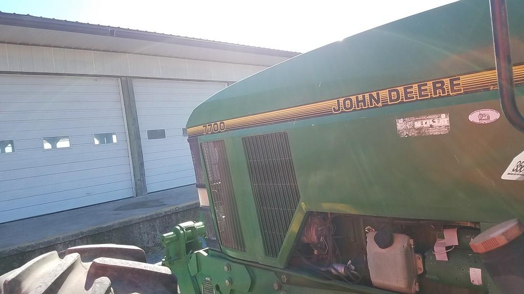 John Deere 7700 Cab Tractor